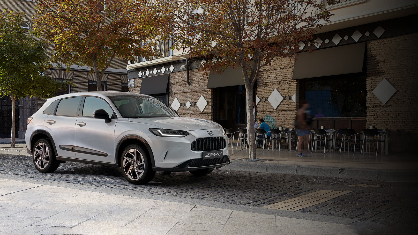 Vue de trois quarts avant du Honda ZR-V équipé du pack Black Premium en ville.